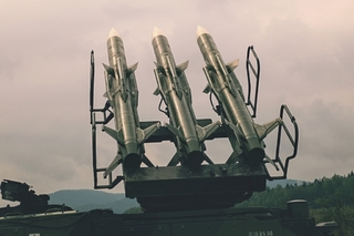 Rakety na lafetě odpalovacího zařízení