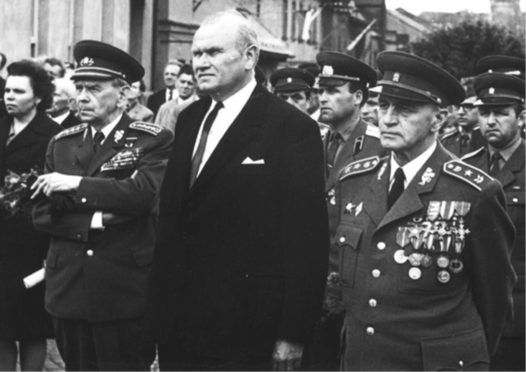V roce 1970 se generál Jaroslav Selner (první zprava) zúčastnil spolu s armádním generálem Karlem Klapálkem (první zleva) oslav osvobození v Novém Městě nad Metují, rodišti generála Klapálka