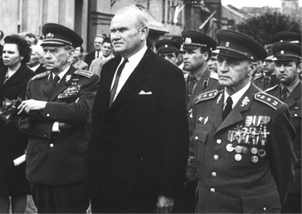V roce 1970 se generál Jaroslav Selner (první zprava) zúčastnil spolu s armádním generálem Karlem Klapálkem (první zleva) oslav osvobození v Novém Městě nad Metují, rodišti generála Klapálka