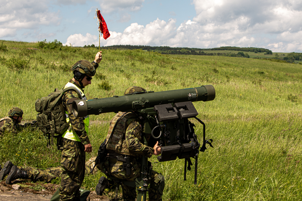 Protiletadlový komplet RBS-70NG je připraven ke střelbě.