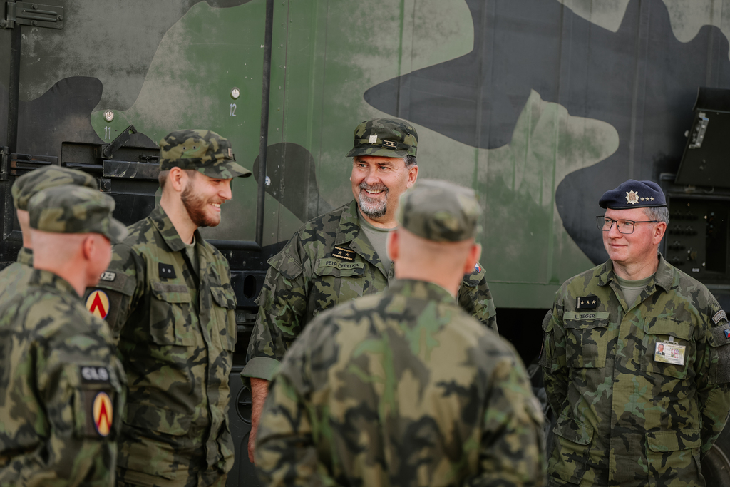 Velitel Vzdušných sil AČR generálmajor Petr Čepelka pohovořil nejen s civilisty, ale i s vojáky, kteří akci zajišťovali