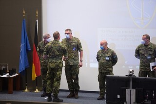 Vedoucí české delegace podplukovník Jaroslav Sekanina předal při konferenci pamětní mince aliančním partnerům, kteří se v minulosti podíleli na průběhu cvičení Tobruq Legacy.