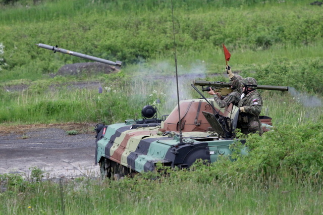 Osádka obrněného transportéru OT-90 při střelbě z protiletadlového kompletu IGLA. 