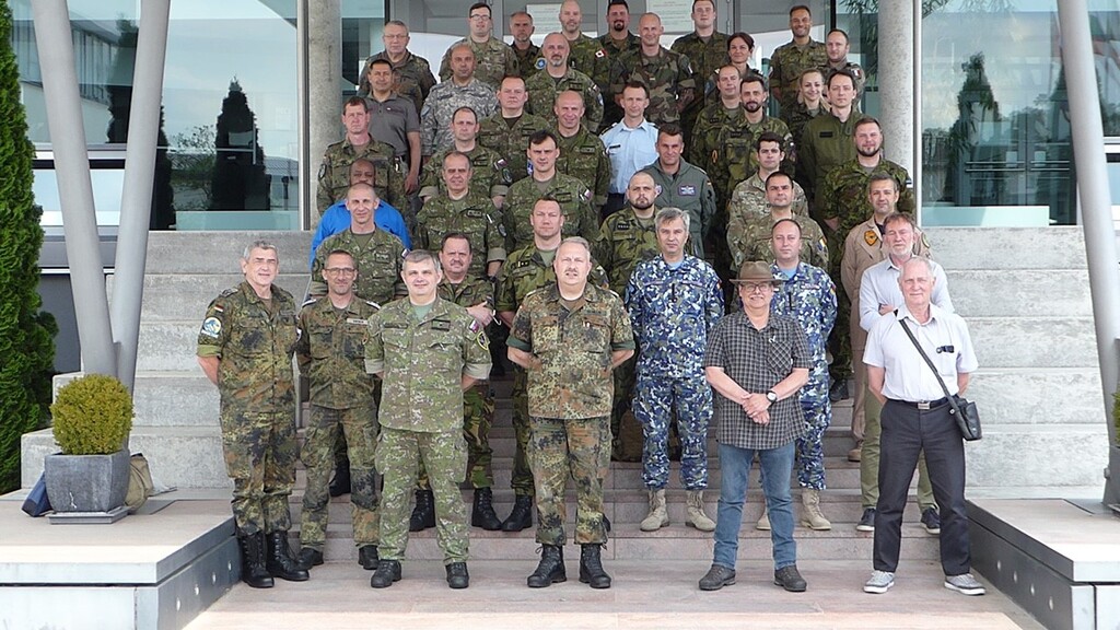 Společná fotografie zástupců aliančních armád, jež se zapojí do mezinárodního cvičení Ramstein Legacy 2022