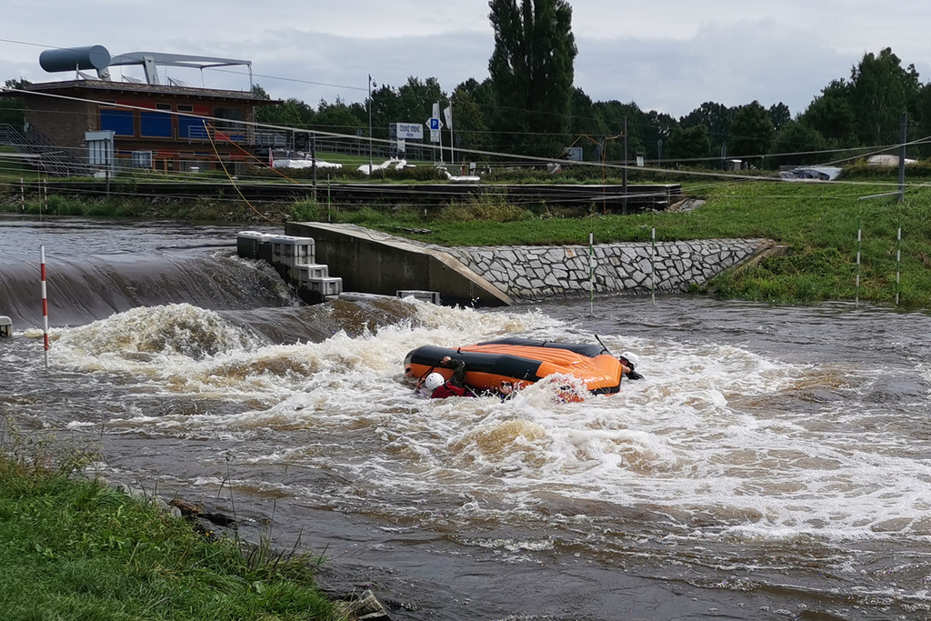 Cvičili například i to, co dělat, když se převrhne raft i v divoké vodě na kanále v Českém Vrbném.