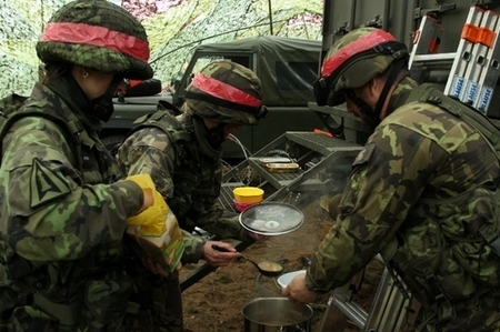 České vojákyně na cvičení v Litvě: po bojové směně vaří jídlo pro ostatní členy jednotky 