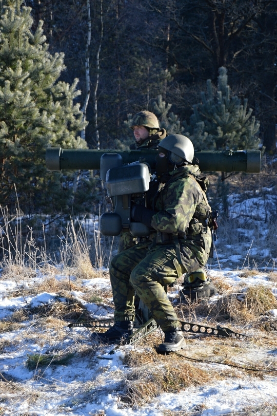 Výcvik operátora protiletadlového raketového kompletu RBS-70 v zachytávání cílů