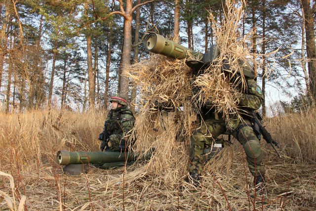 Protiletadlový raketový komplet RBS-70. 