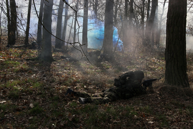 Během výcviku jsou simulovány podmínky reálného bojového nasazení. Vojáci reagují na nastřelení jednotky. 
