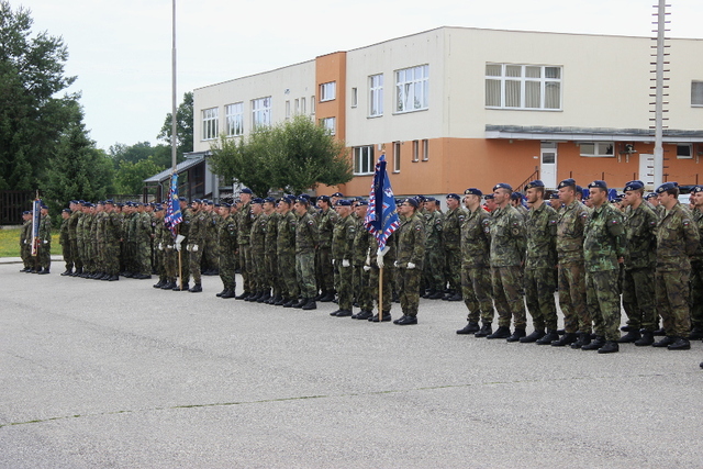 Příslušníci 25. protiletadlového raketového pluku si slavnostním nástupem připomněli Den ozbrojených sil. 