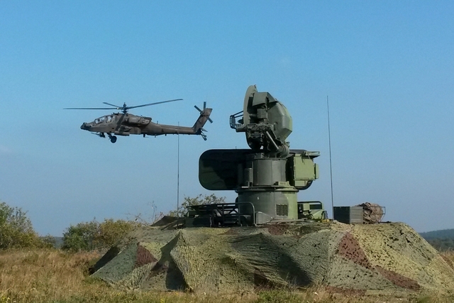 Boj se vzdušným protivníkem. Řídící a naváděcí radiolokátor SURN CZ versus americký bitevní vrtulník AH-64 Apache.