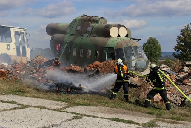 Nejprve je nutné uhasit požár. Velitel hasičů je zároveň velitelem celého zásahu