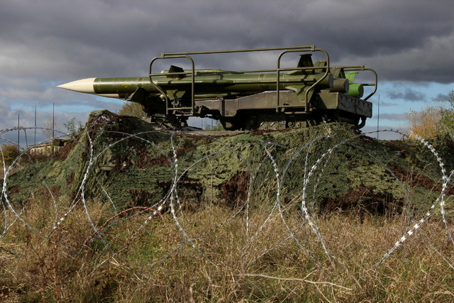 Jednotka je vyzbrojena protiletadlovým raketovým komplexem 2K12 KUB. Na snímku je zachycena jedna z jeho součástí – odpalovací zařízení 2P25