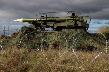 Jednotka je vyzbrojena protiletadlovým raketovým komplexem 2K12 KUB. Na snímku je zachycena jedna z jeho součástí – odpalovací zařízení 2P25