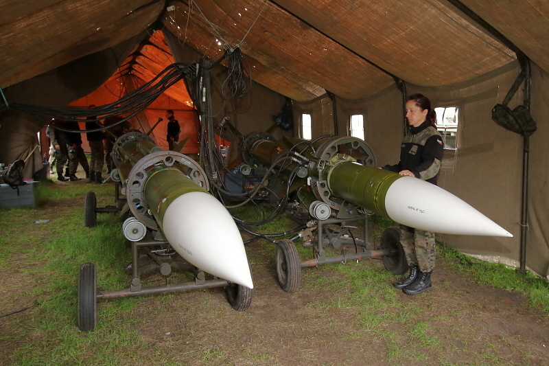 Technologická linka, na které vojáci před bojovými střelbami připravovali rakety