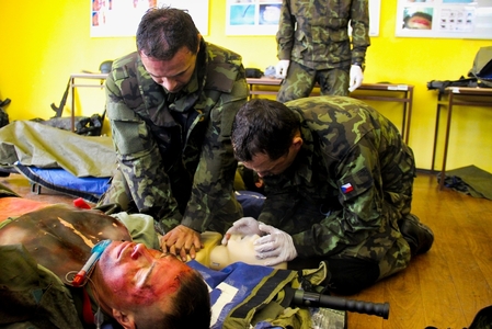 Vojáci nacvičují resuscitaci pacienta