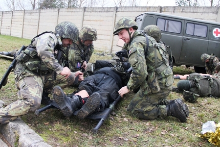 Získat zkušenosti v zahraniční operaci, přejí si mladí vojenští záchranáři