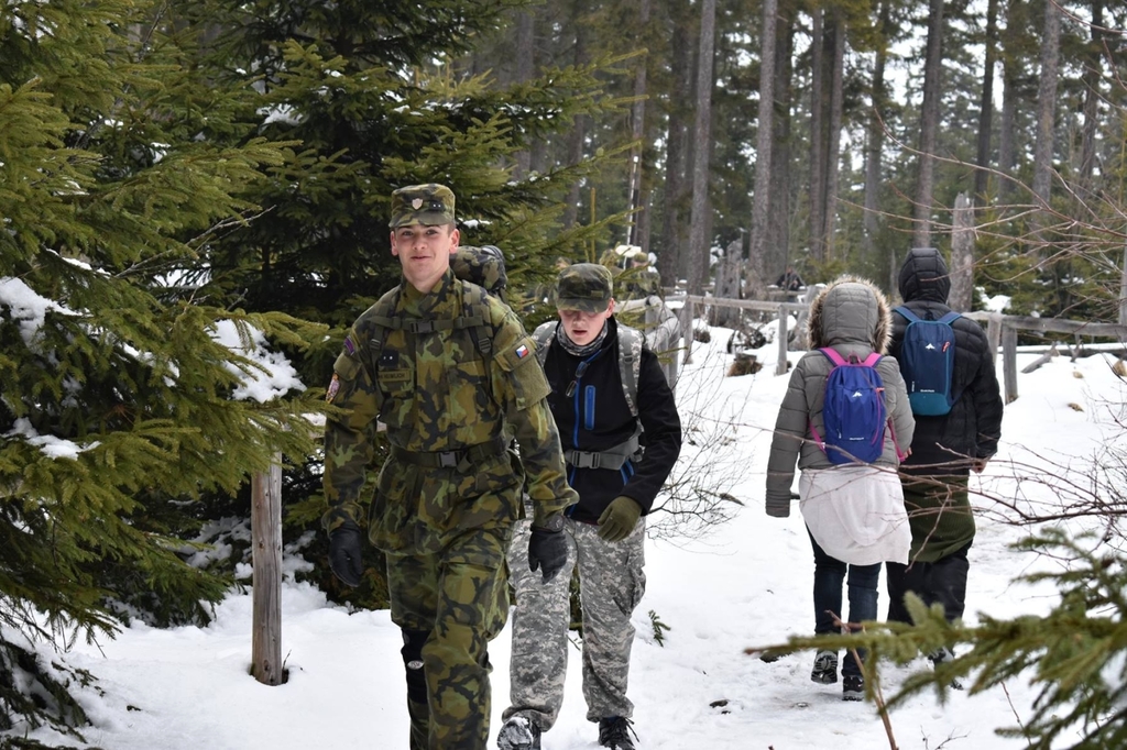 Účastníci vojenského pochodu Military Death March uctí památku obětí pochodu smrti. 