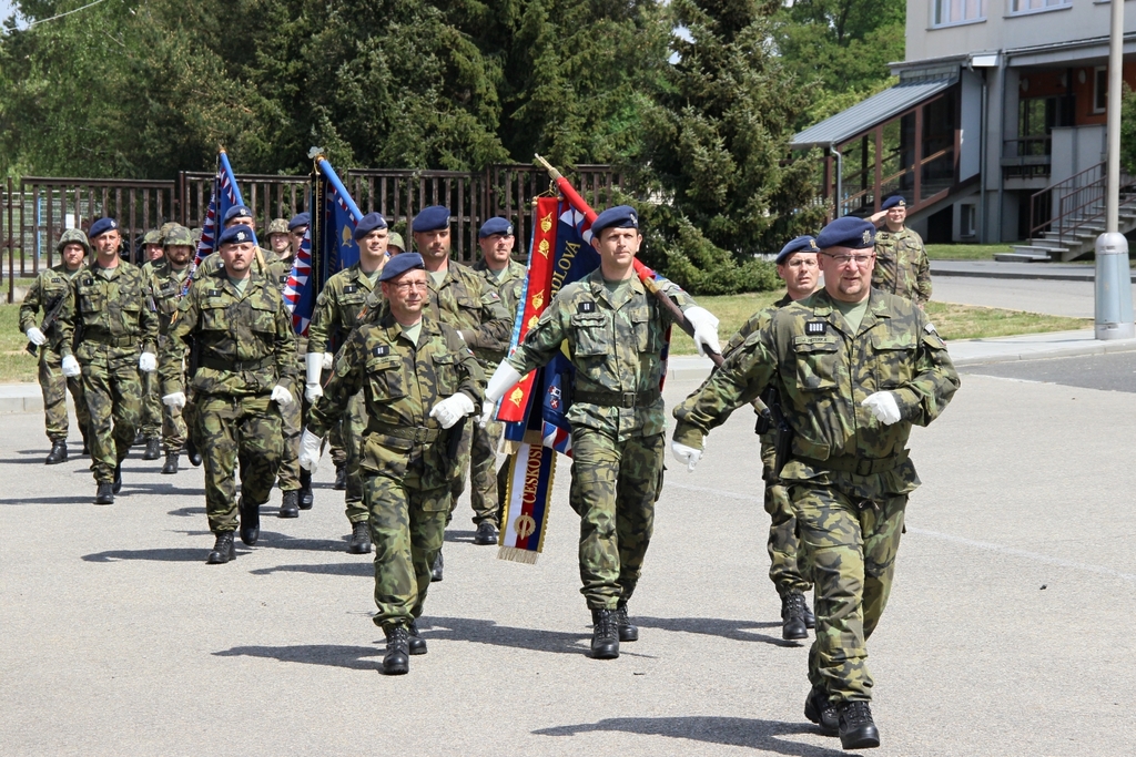 Slavnostní nástup byl zahájen přinesením bojových praporů