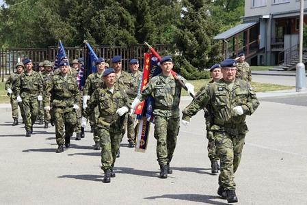 Slavnostní nástup byl zahájen přinesením bojových praporů