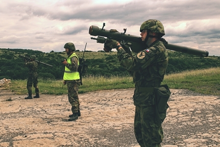 Vojáci během nácviku na bojové střelby z protiletadlových raketových kompletů S-2M