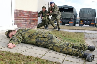 Aktivní záložníci se učili, jak zajistit narušitele