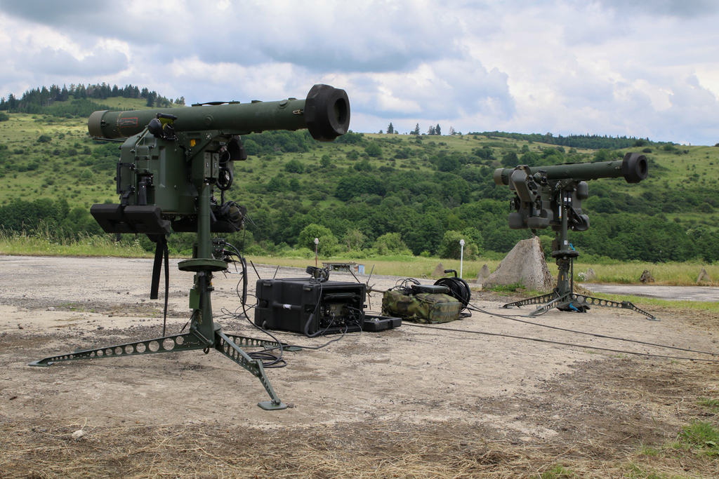 Novější komplet RBS-70NG (vlevo) versus předchozí generace RBS-70. Přestože na první pohled vypadají téměř stejně, novější komplety mají řadu výhod.