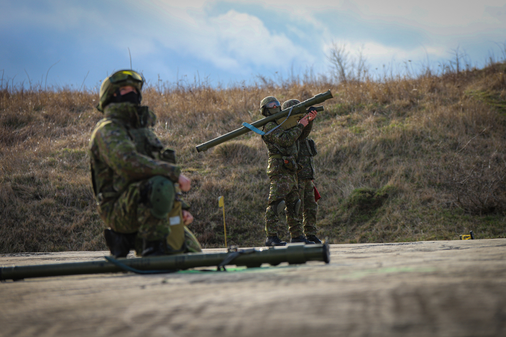 Slovenští vojáci s protiletadlovým raketovým systémem IGLA.
