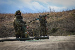 Slovenští vojáci s protiletadlovým raketovým systémem IGLA.