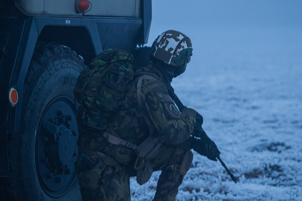 Při taktickém výcviku procvičovali činnost při sesednutí z vozidla.