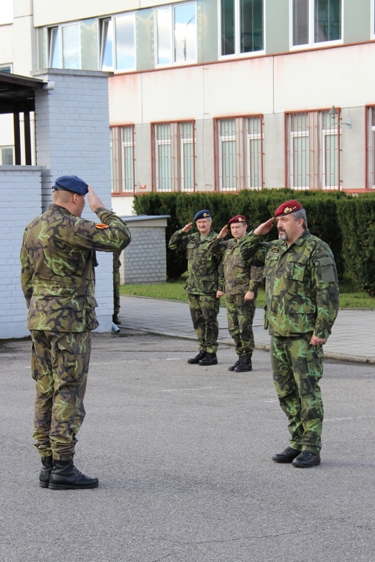 Velitel Úkolového uskupení NRF 2013 plukovník Jaroslav Ackermann podává hlášení ZNGŠ – Ř SOC MO generálmajoru Aleši Opatovi