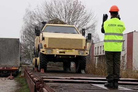 Protiletadlovci trénovali vagónování. Nechyběla ani nová technika, obrněné Dingo