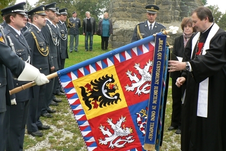 Bojový prapor strakonického oddílu ozdobila čestná stuha Církve československé husitské