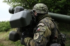 Operátor protiletadlového raketového kompletu RBS-70 (ilustrativní snímek z výcviku). 