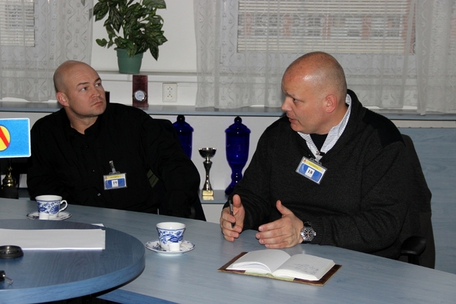 Daniel R. Shaha a Kenneth C. Body (zleva) z Velitelství vzdušných sil a protivzdušné obrany ozbrojených sil USA.