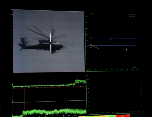 Radiolokátor sleduje americký bitevní vrtulník AH-64 Apache