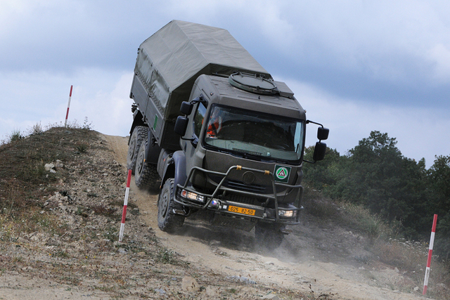 Desátník Šopinec soutěžil v kategorii řidičů nákladního automobilu Tatra 810. 