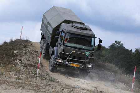 Desátník Šopinec soutěžil v kategorii řidičů nákladního automobilu Tatra 810. 