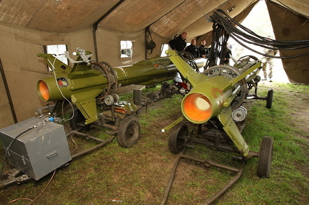 Každá raketa musí postupně projít několika pracovišti technologické linky. 