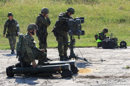 Příprava protiletadlového raketového kompletu RBS-70 na palebné čáře 