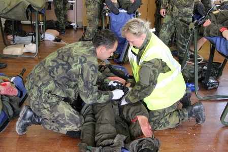 Účastníci kurzu byli možná jedněmi z posledních, kteří se učili používat speciální pomůcky pro zajištění trauma pacienta. Na snímku vojáci nasazují junkční turniket. 