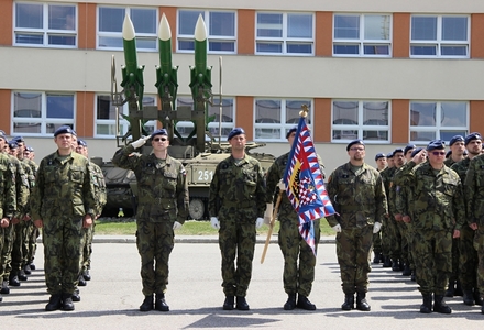 Vojáci vzdávají poctu během státní hymny. 