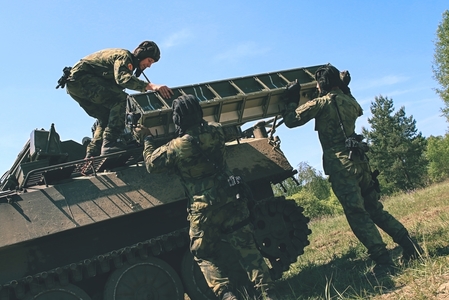 Nabíjení protiletadlového raketového kompletu S-10M2D