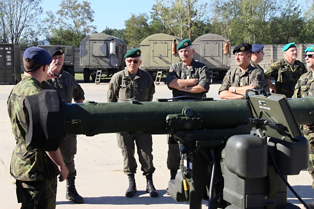 Rakouští důstojníci se živě zajímali o techniku strakonického útvaru.