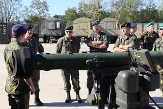 Rakouští důstojníci se živě zajímali o techniku strakonického útvaru.