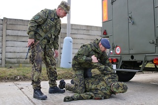 Zkušenosti aktivním záložníkům předávali strakoničtí vojáci