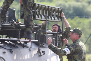Nabíjení protiletadlového raketového kompletu S-10M2D.