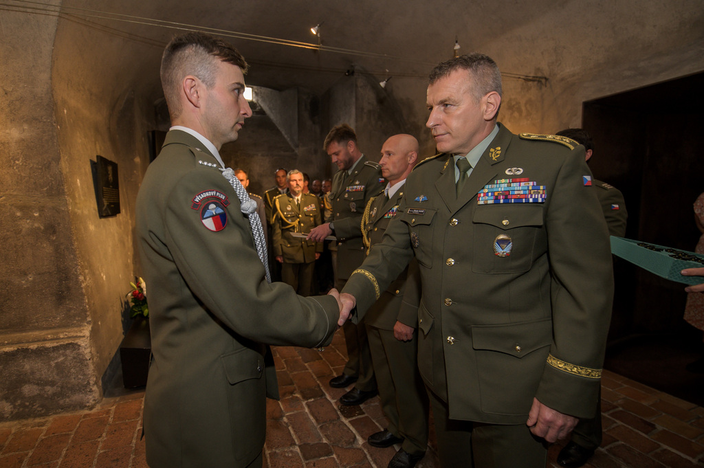 Frekventantům pogratuloval zástupce náčelníka Generálního štábu AČR generál Miroslav Hlaváč