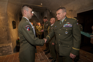 Frekventantům pogratuloval zástupce náčelníka Generálního štábu AČR generál Miroslav Hlaváč