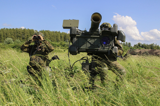 Hlavní zbraní jednotky je protiletadlový raketový komplet RBS-70.